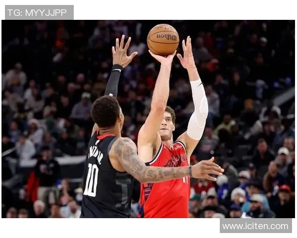 布鲁克洛佩斯:从NBA巨星到篮球战术的领军人物解析 布鲁克洛佩斯:从NBA巨星到篮球战术的领军人物解析
